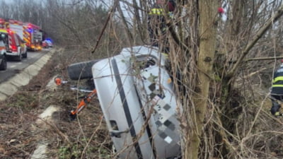 Accident mortal: maşină răsturnată, răniţi