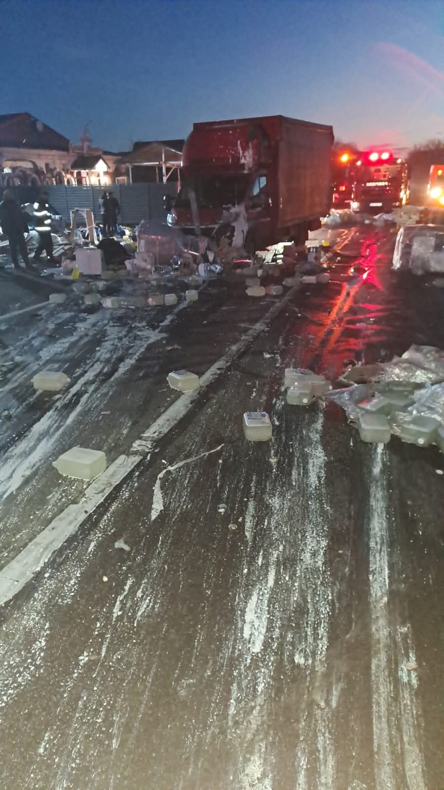 Accident pe DN 1B: Tir răsturnat blochează drum