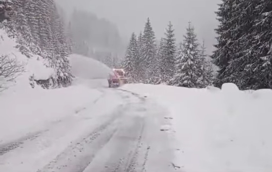 Alertă de iarnă pe DN 7A: Deszăpezire în curs