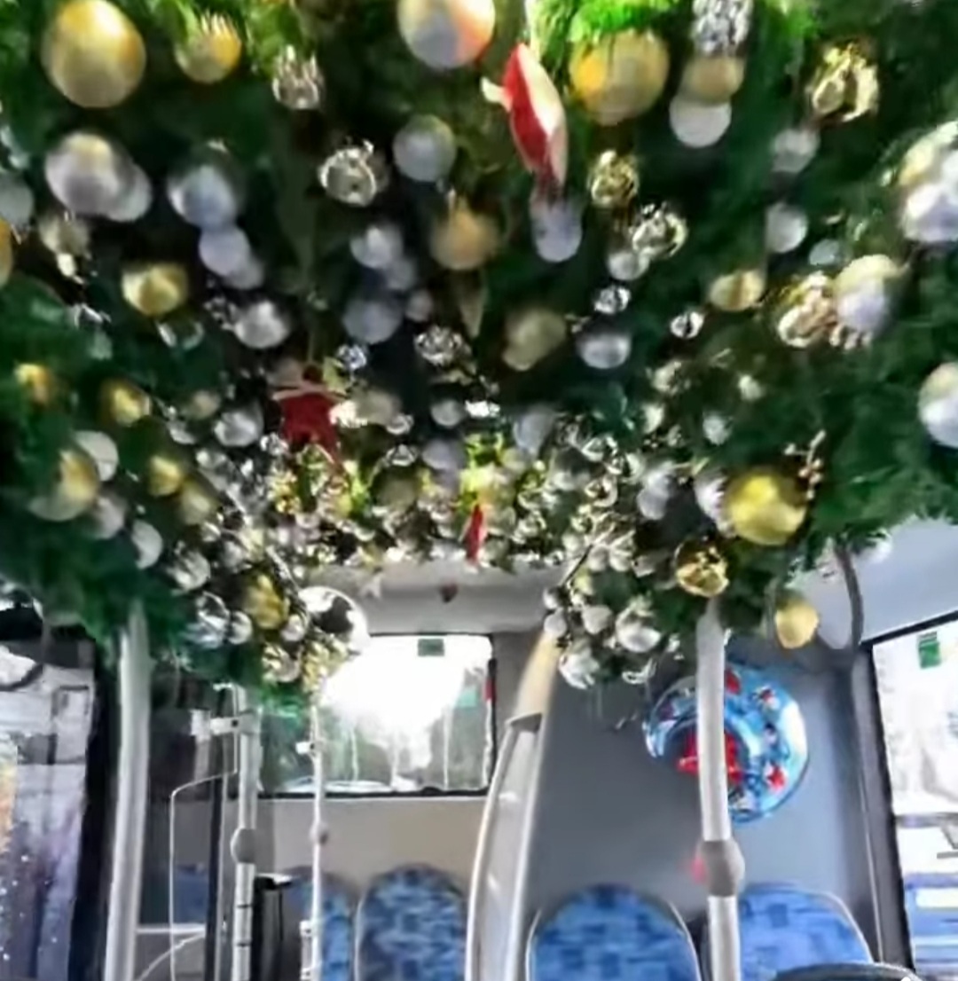 Autobuzul lui Moș Crăciun circulă gratuit!