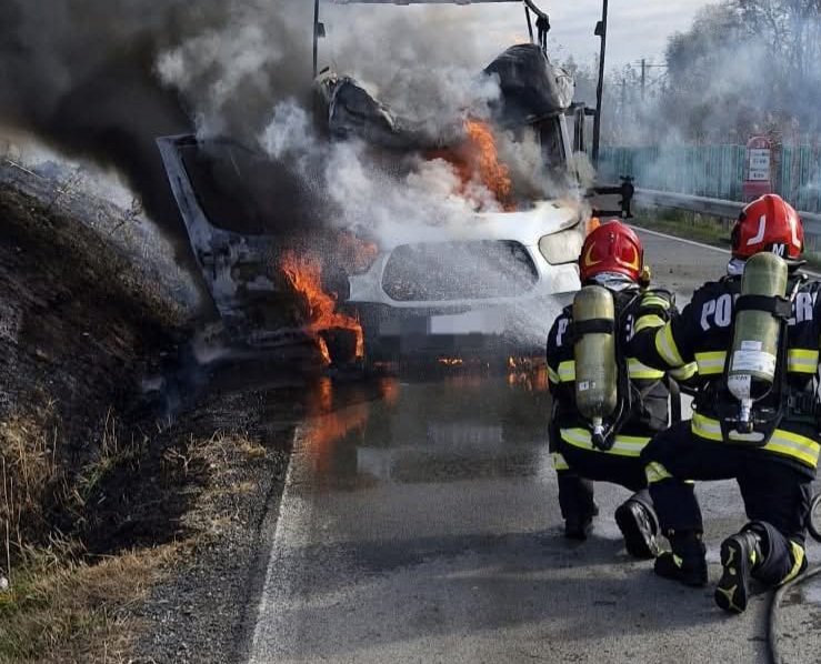 Autoutilitară în flăcări la Găești