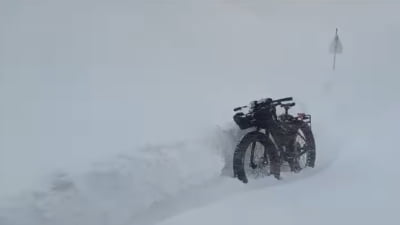 Biciclist blocat în zăpadă, salvare în curs