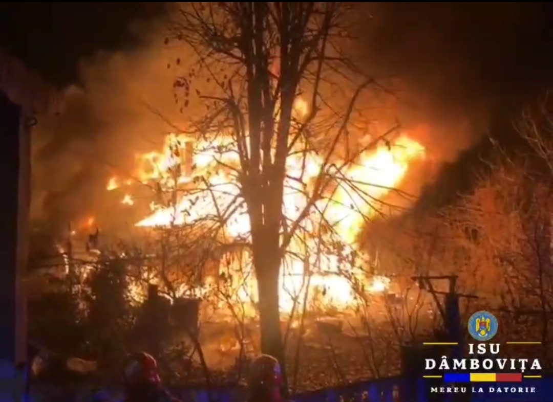 Casă mistuită de flăcări