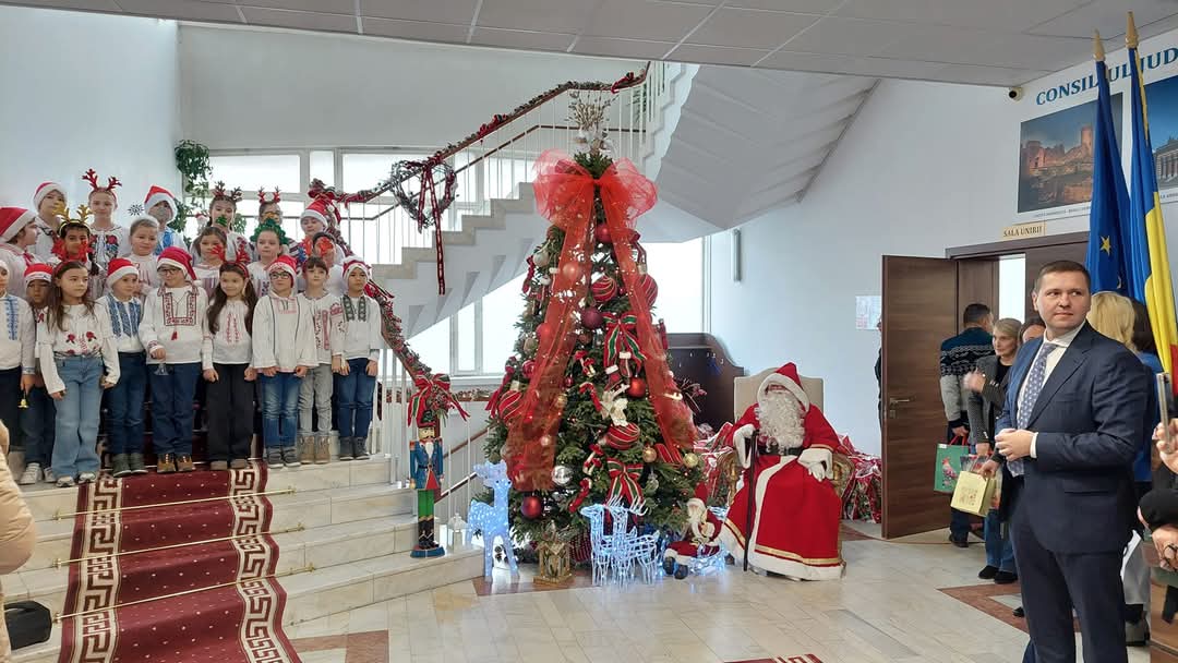 Colindători la Consiliul Județean: Tradiție și bucurie