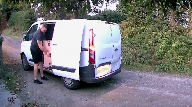 Curier surprins cu „colete fragile”