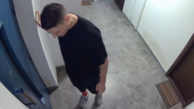 Hărțuitor aproape de ușa unei femei, Poliția tăcută