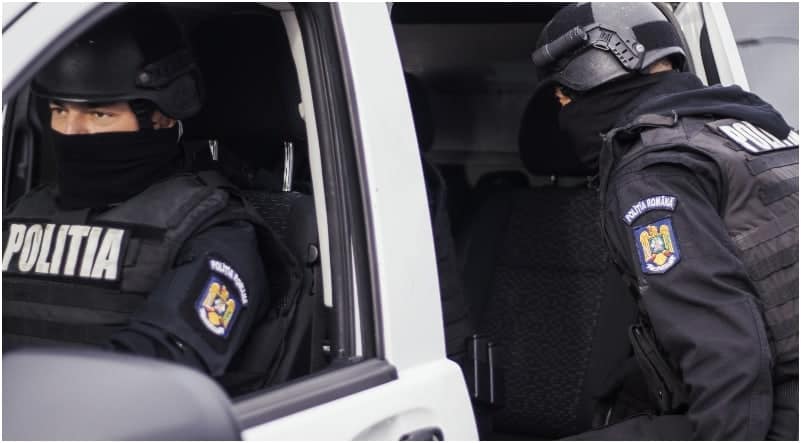 Hoții se deghizează în colindători