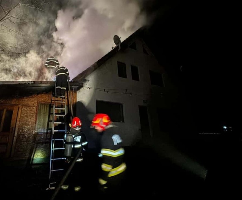 Incendiu viguros la o casă din Râu Alb