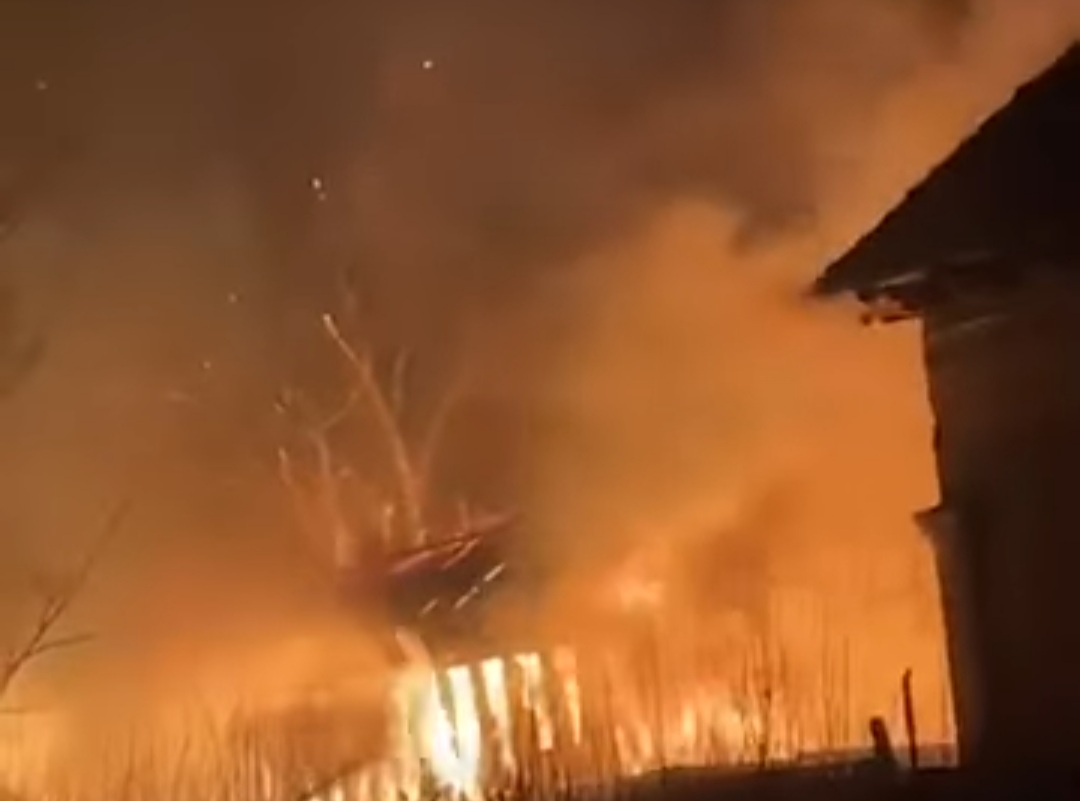 Incendiu violent în Titu, trei intoxicați