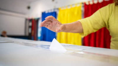 Incidente la vot: dulap căzut și buletin rupt