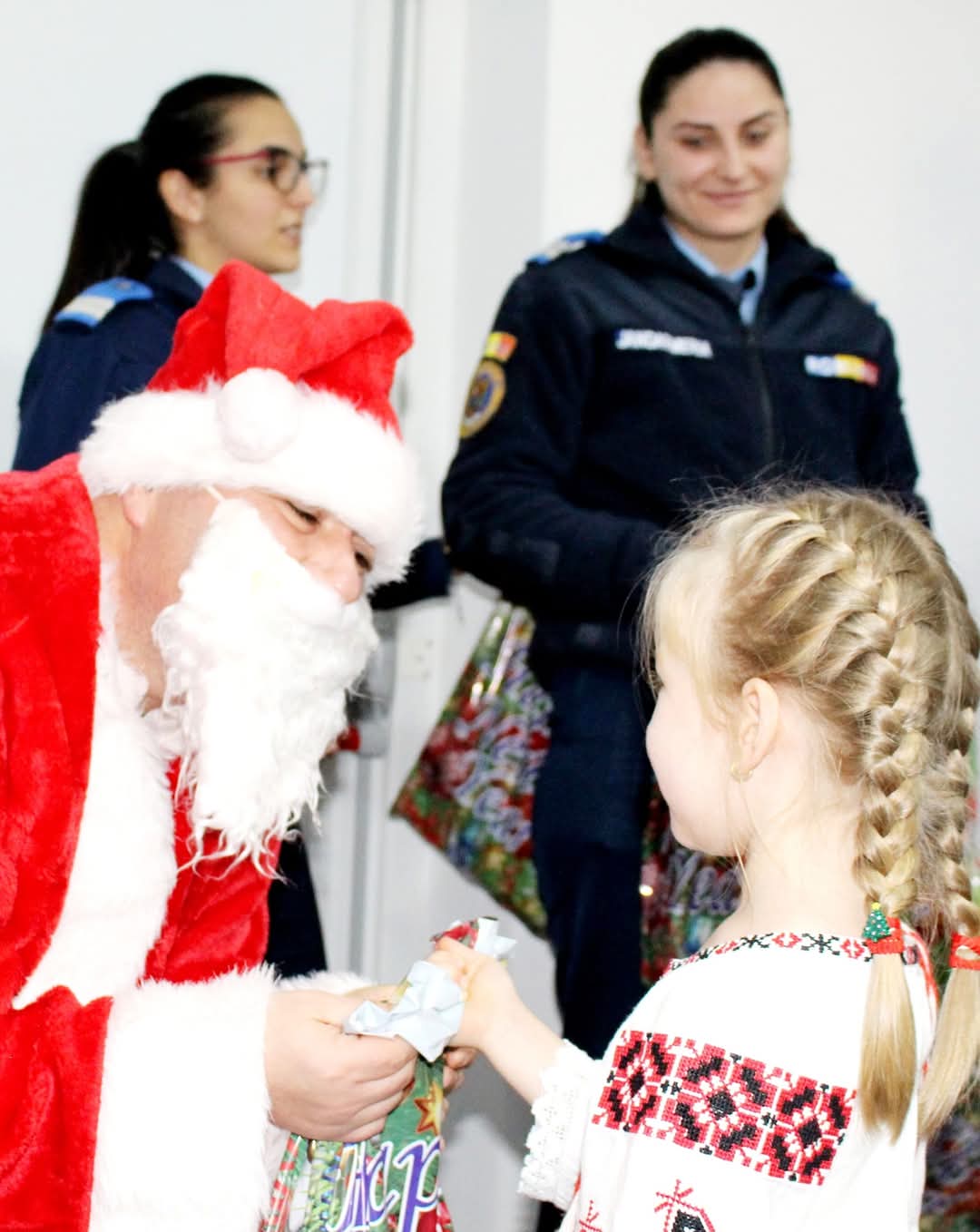 Jandarmii ajută copiii de Crăciun