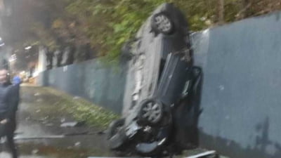 Mașină căzută de la etajul unui mall