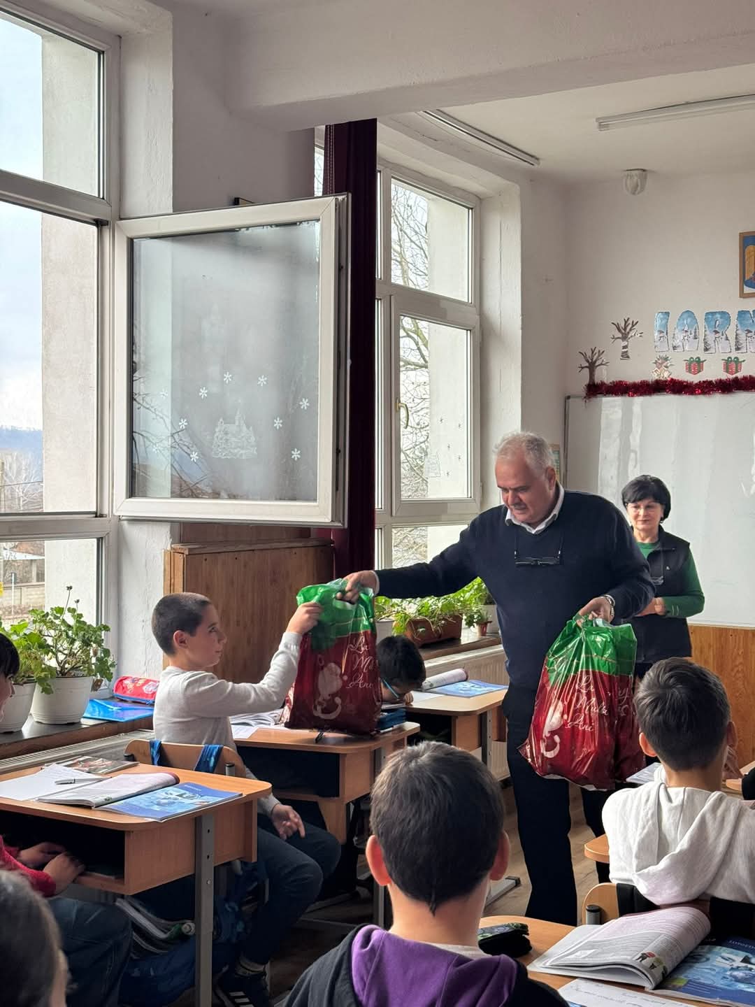 Moș Crăciun a ajuns la Mănești cu ajutorul primarului