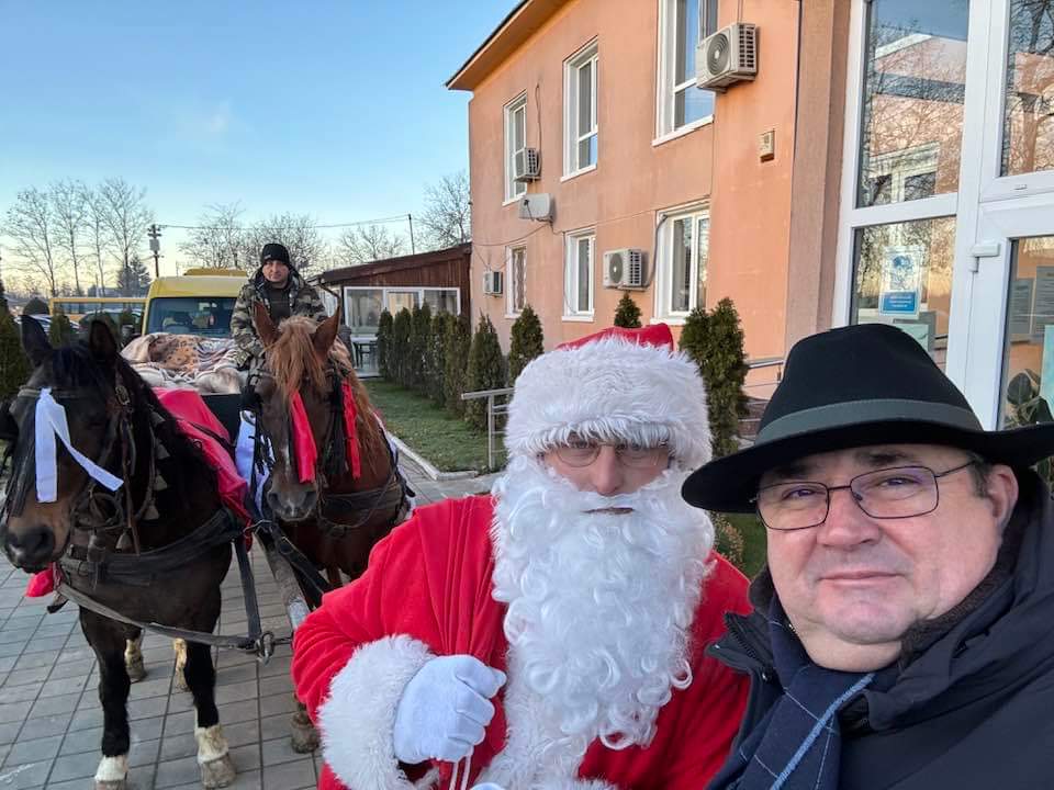 Moș Crăciun aduce daruri la Răcari!