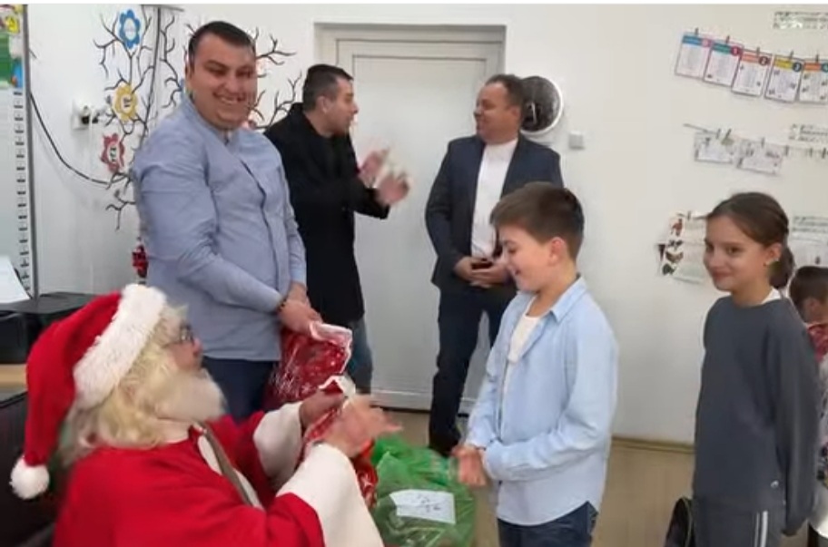 Moș Crăciun aduce magia sărbătorilor