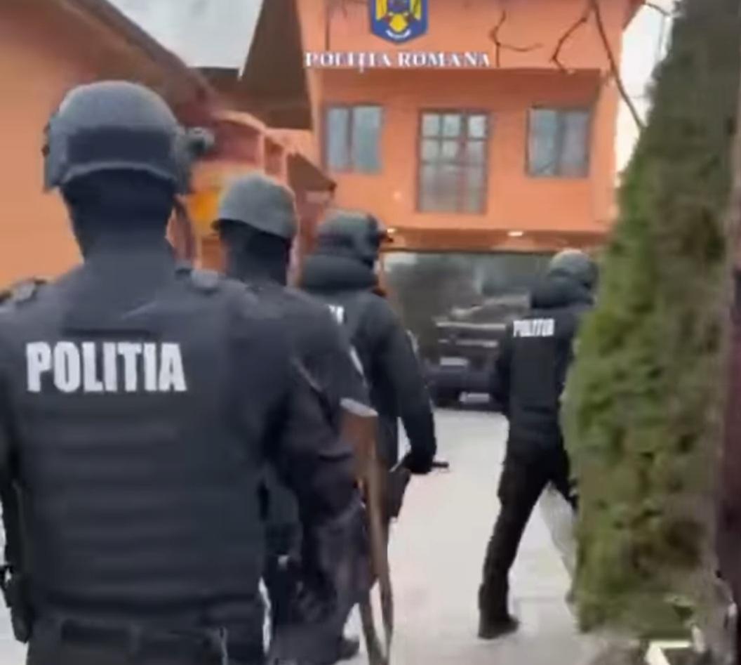 Percheziții la doi bărbați din Târgoviște