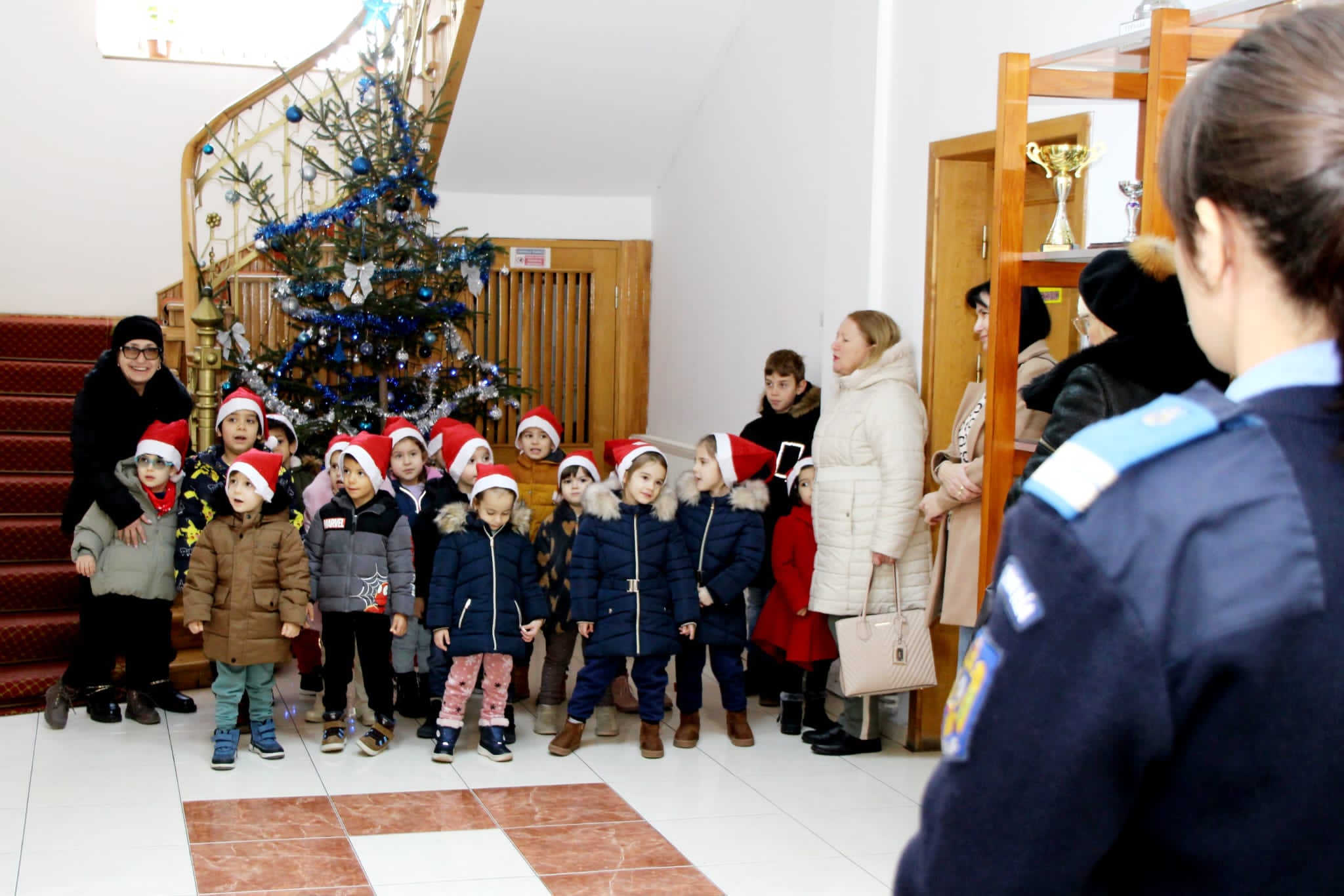 Peste 100 de copii colindă jandarmii