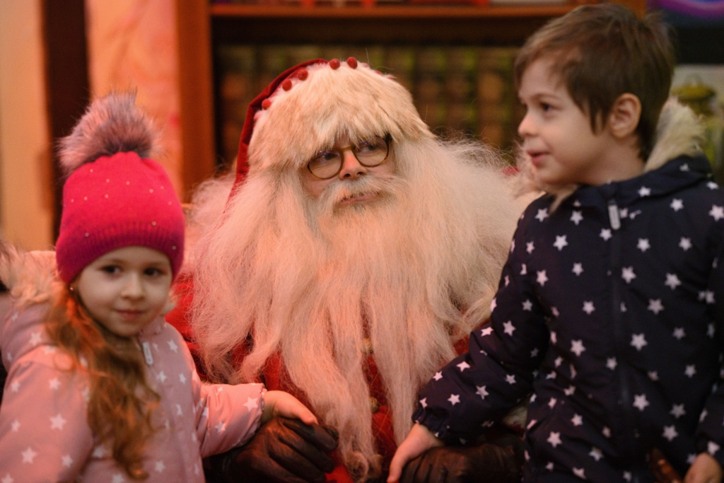 Preotul le spune copiilor că Moș Crăciun nu există