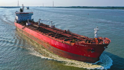 Rusia ar putea escorta petroliere cu nave de război