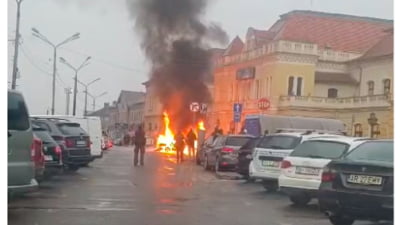 Taxi în flăcări la o gară din România