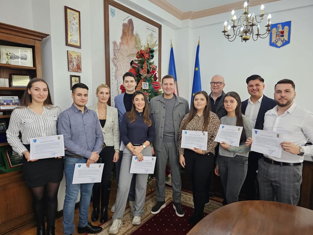 Tinerii din județ, sprijiniți prin internship