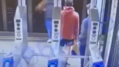 Bărbat împins în fața metroului - VIDEO