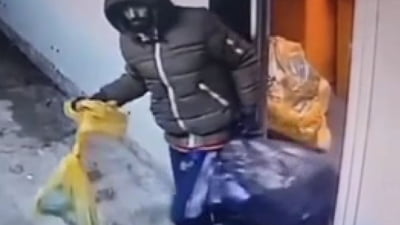 Bărbatul a furat un sac crezând că e reciclabil