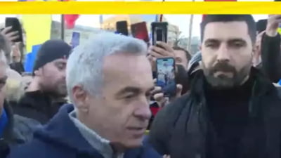 Călin Georgescu protestează în Piața Victoriei