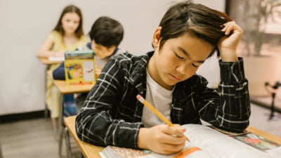 Elev de 16 ani bătut și jefuit în clasă