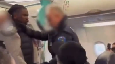 Fotbalist scos cu forța din avion: VIDEO