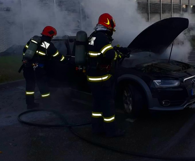 Incendiu auto pe DN 71, intervenție rapidă