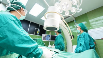Medicul infectat cu cancer de la pacient