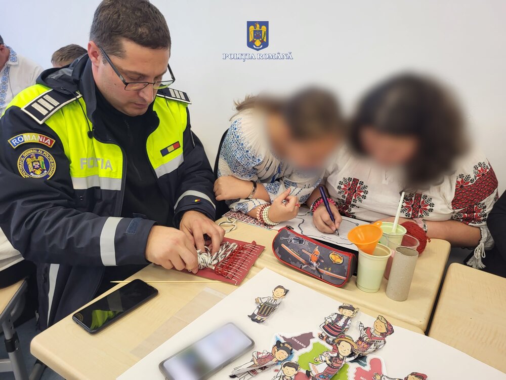 Polițiștii informează pentru siguranța elevilor