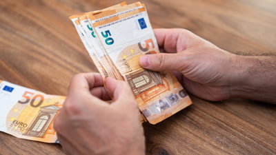 Românii care primesc bani de la stat în 2025