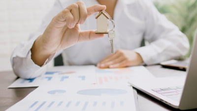 Românii vor plăti rate mai mici în 2025