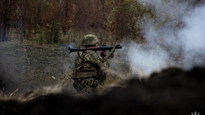 Soldat ucrainean respinge atac rusesc