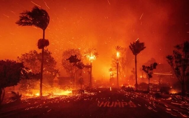 Zeci de mii evacuați în Los Angeles, incendiu