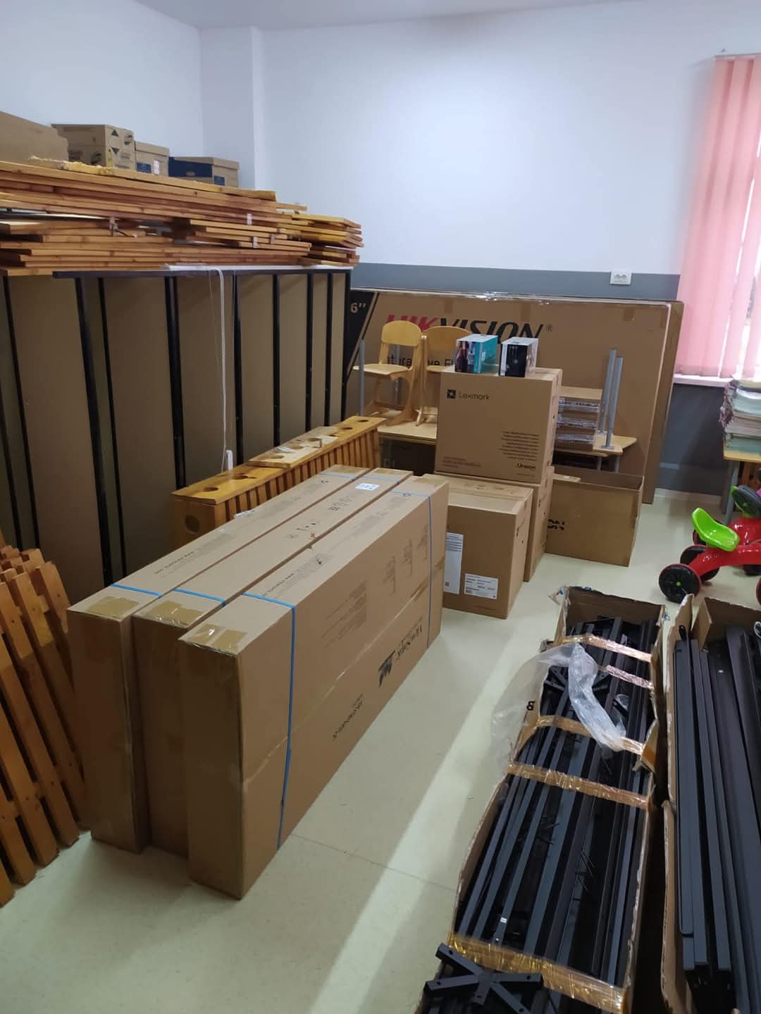 63 de școli primesc echipamente digitale