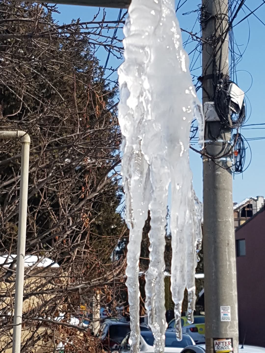 Atenție la gheața de pe acoperișuri!