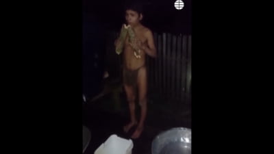 Bărbat din trib cerșește foc în sat