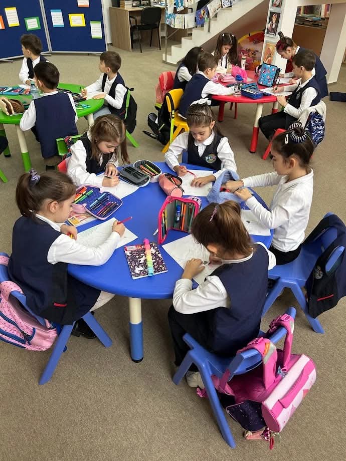 Biblioteca: Elevii transformă învățarea