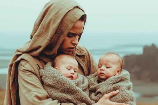 Experimentul regelui James al IV-lea: femeie mută și bebeluși izolați pe insulă pentru a descoperi limbajul înnăscut.