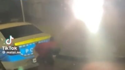 Femeie filmată urinând pe mașina Poliției