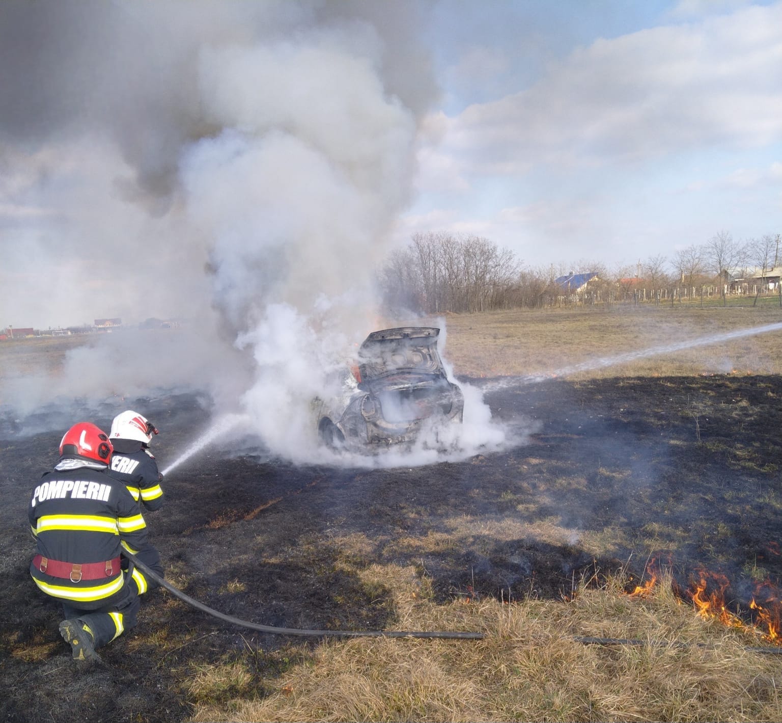 Flăcări la Produlești: autoturism și vegetație în flăcări