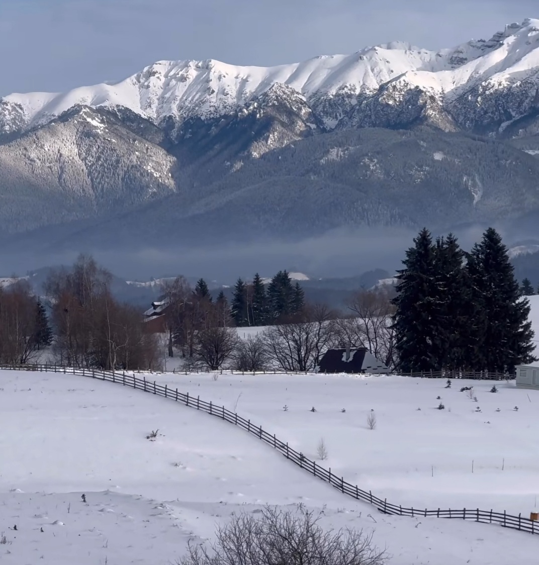 Iarna în satul Șirnea, la Piatra Craiului