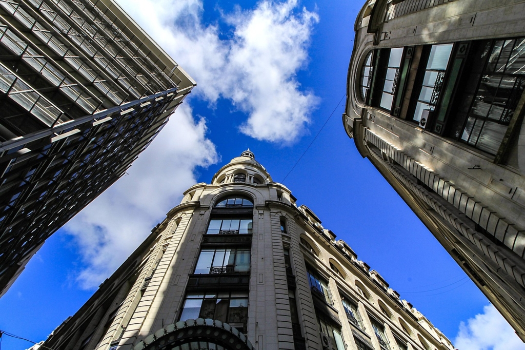 Războiul politicienilor cu multinaționalele