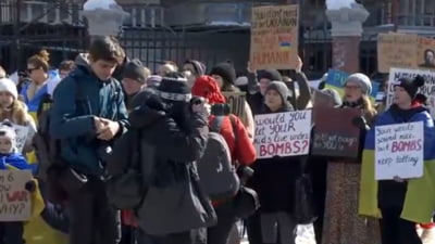 Refugiați ucraineni pichetând Ambasada Rusiei