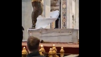 Român distruge altarul Bisericii Sf. Petru