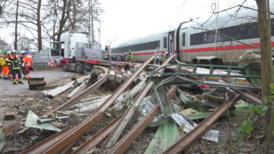 TIR spulberat de tren: un mort, 25 răniți