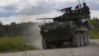 Transportor militar a dărâmat un stâlp